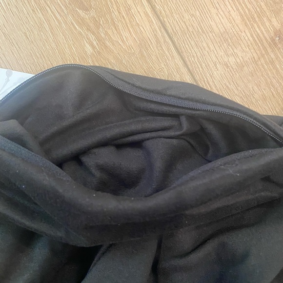 NWT Beyond Yoga Infinity Hidden pocket Scarf Black - Picture 5 of 9